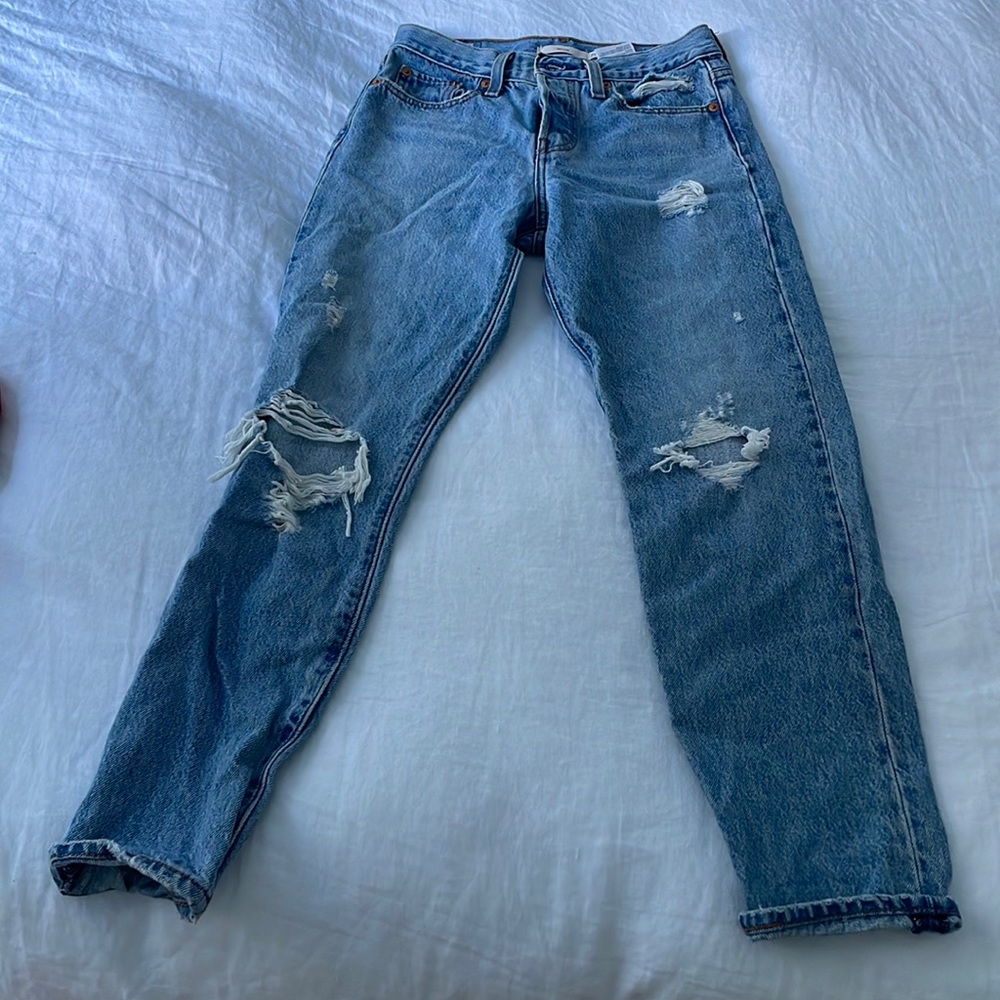 Brand new Levi wedgie jeans in size 25 with distressed knees